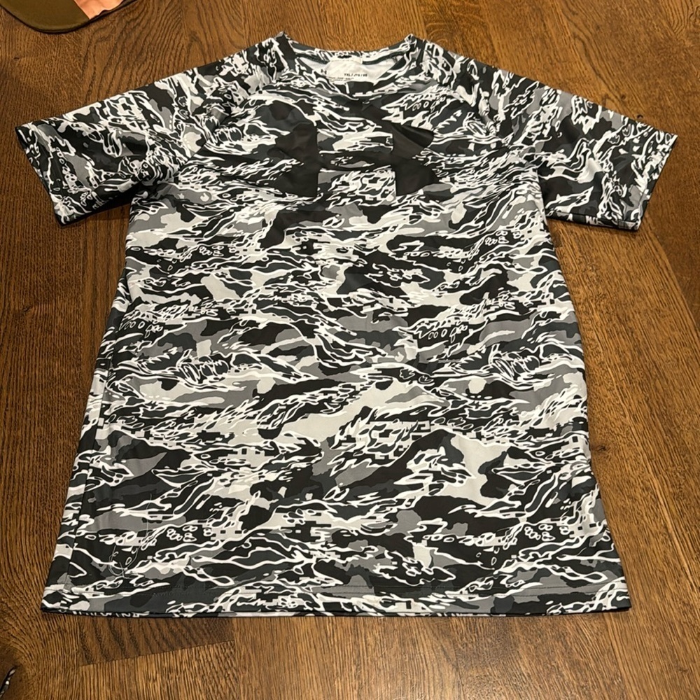 Under Armor Boys Shortsleeve Tee Grey and Black Size XL